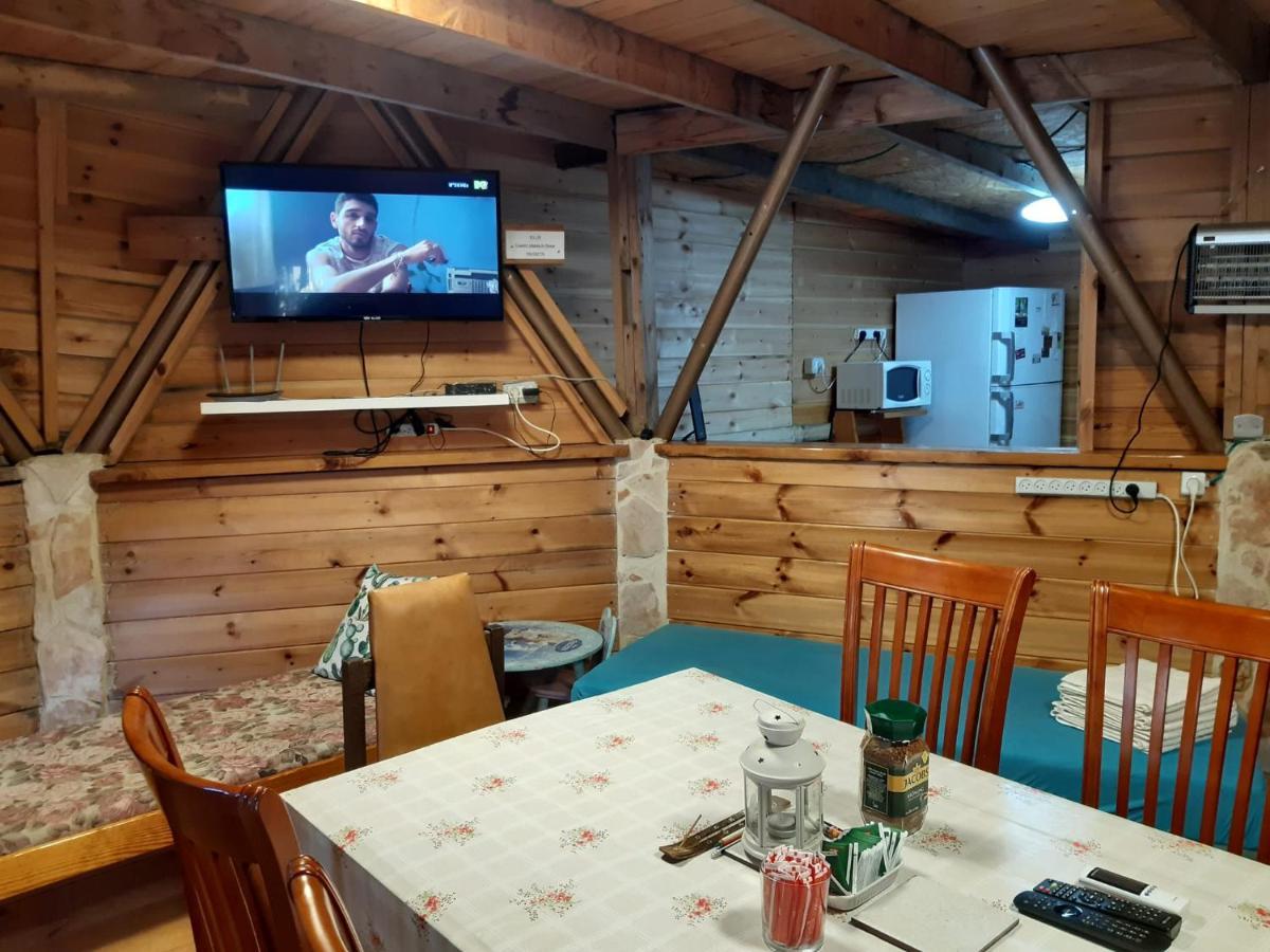 בקתת עץ בחורש במנות - דום גיאודזי - Wooden Cabin In Manot Luaran gambar