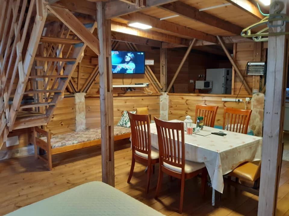 בקתת עץ בחורש במנות - דום גיאודזי - Wooden Cabin In Manot Luaran gambar