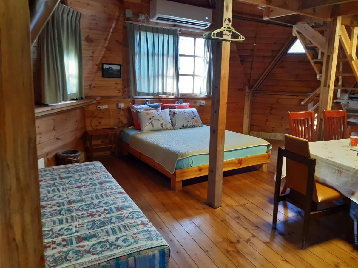 בקתת עץ בחורש במנות - דום גיאודזי - Wooden Cabin In Manot Luaran gambar