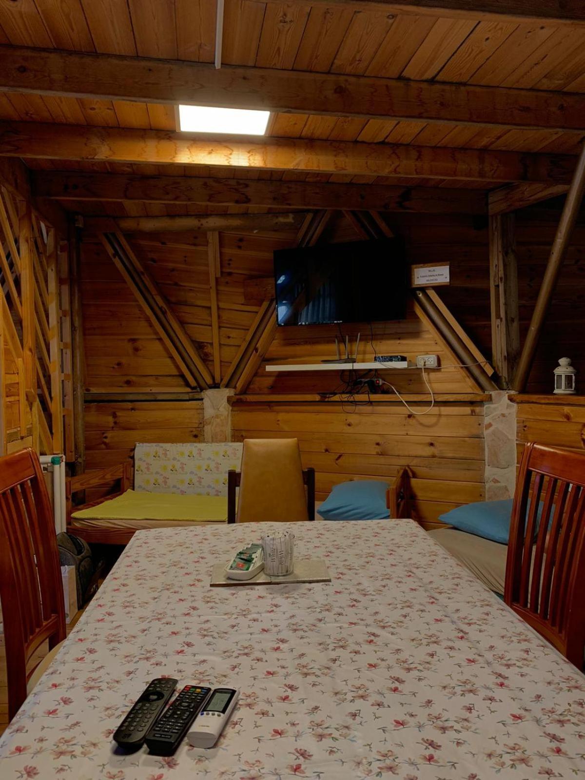 בקתת עץ בחורש במנות - דום גיאודזי - Wooden Cabin In Manot Luaran gambar
