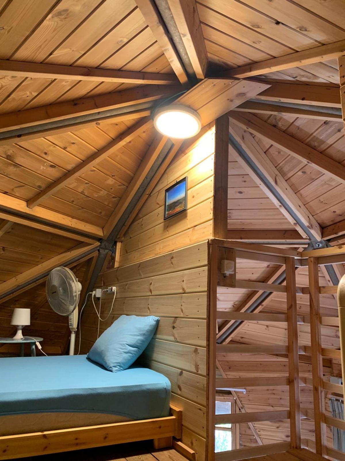 בקתת עץ בחורש במנות - דום גיאודזי - Wooden Cabin In Manot Luaran gambar