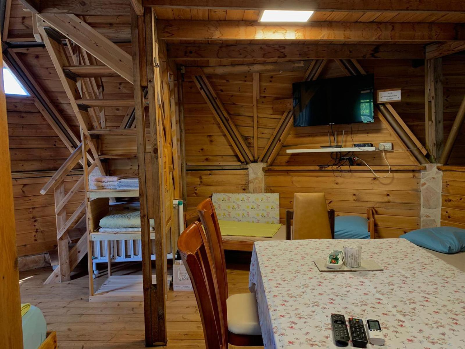 בקתת עץ בחורש במנות - דום גיאודזי - Wooden Cabin In Manot Luaran gambar